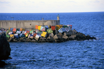 Cubos de la Memoria en el puerto de Llanes, Principado de Asturi