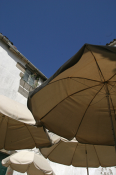 Sombrillas de una terraza, Santiago de Compostela, La Coruña, Ga