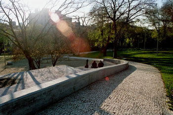 Camino empedrado dentro de un parque
