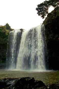 Catarata cercana a Hikurangi, vista lateral, Nueva Zelanda