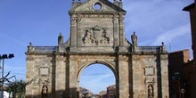 Puerta, monumento