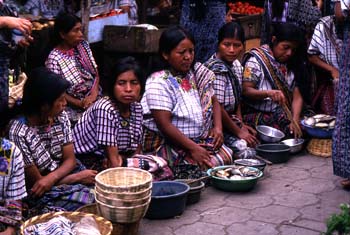 Vendedoras de pescado en el mercado de Santiago Atitlán, Guatema