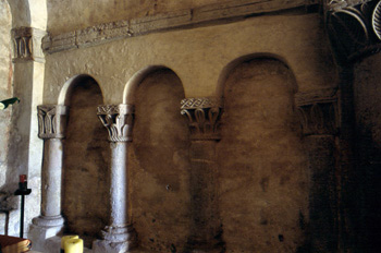 Arquería mural ciega de la iglesia de San Salvador de Priesca, V