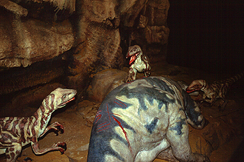 Reproducción de una escena de caza del velociraptor