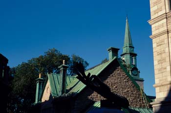 Tejado de una casa típica de Quebec City, Canadá