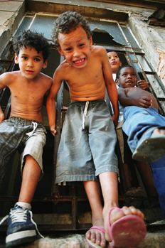 Niños en una ventana, favelas de Sao Paulo, Brasil