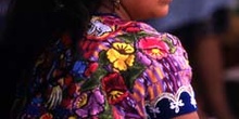 Mujer con el traje tradicional en Antigua, Guatemala