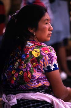 Mujer con el traje tradicional en Antigua, Guatemala