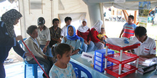 Esperando turno, Cruz Roja, Melaboh, Sumatra, Indonesia