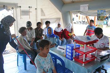 Esperando turno, Cruz Roja, Melaboh, Sumatra, Indonesia