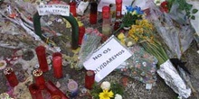 Objetos depositados en memoria de las víctimas de los Atentados