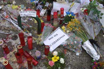 Objetos depositados en memoria de las víctimas de los Atentados