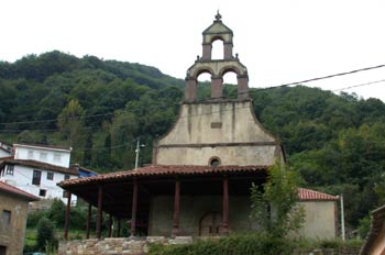 Fachada de la Iglesia de San Martino de Villallana, Lena, Princi