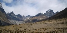 Altiplano con una sierra en segundo plano