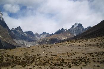 Altiplano con una sierra en segundo plano