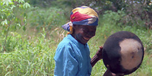 Anciana con olla, Mozambique