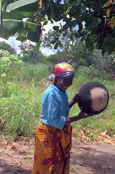 Anciana con olla, Mozambique