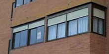 Lazos negros en la fachada de un edificio