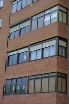 Lazos negros en la fachada de un edificio