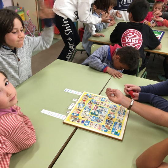 Buddies: 5 años y sexto enseñando a jugar. 12