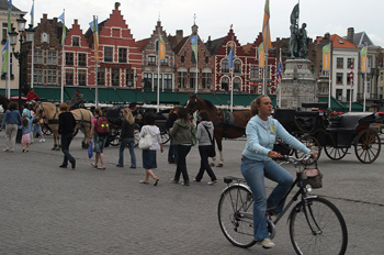 Vista de la Plaza Mayor o Markt Plein, Brujas, Bélgica