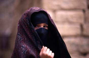 Retrato de niña con la cara cubierta, Yemen