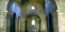 Nave central de la iglesia de Santo Adriano, Tuñón, Principado d