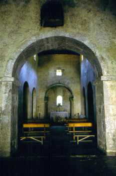 Nave central de la iglesia de Santo Adriano, Tuñón, Principado d