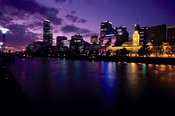 Vista nocturna de una gran ciudad