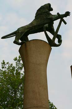 Escultura de león y ancla, símbolo de la ciudad. Dusseldorf, Ale