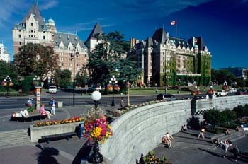 Plaza con Castillo de fondo