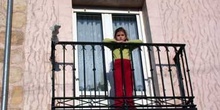 Niña asomada al balcón