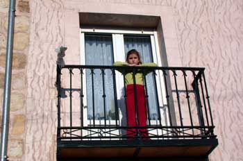 Niña asomada al balcón