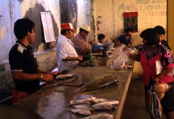Puesto de pescado en el mercado de Champotón, México