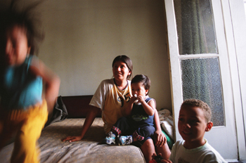 Familia en habitación, favelas de Sao Paulo, Brasil