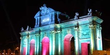 Iluminación de la Puerta de Alcalá con motivo de la Boda Real
