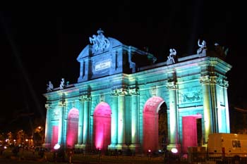 Iluminación de la Puerta de Alcalá con motivo de la Boda Real
