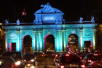 Iluminación de la Puerta de Alcalá con motivo de la Boda Real