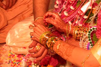 Abalorios y manos pintadas con henna