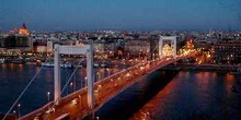 Vista nocturna del Puente Isabel, Budapest, Hungría