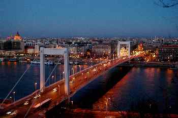 Vista nocturna del Puente Isabel, Budapest, Hungría