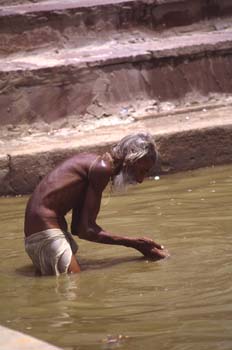 Peregrino haciendo sus abluciones en el lago sagrado de Pushkar