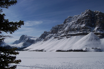  Lago Bow helado con el Monte Crowfoot (3050 m) al fondo, Parque