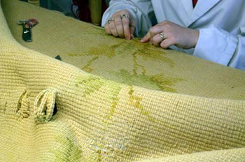 Rematando una alfombra