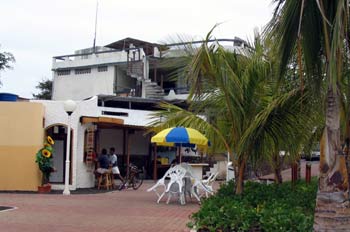 Malecón de Puerto Ayora en la Isla Santa Cruz, Ecuador