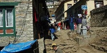 Calle con tiendas en Namche Bazaar