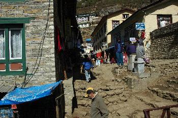 Calle con tiendas en Namche Bazaar