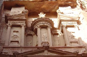 Detalles de la fachada del templo de El Khazneh, Petra, Jordania