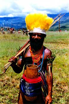 Hombre con koteka gigante, Irian Jaya, Indonesia