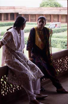 Dos jóvenes descansando en Fatepur Sikri, India